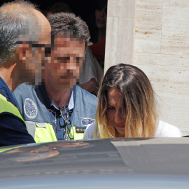La mujer detenida como presunta autora del asesinato del hijo de acogida de su pareja sentimental sale tras el registro de un domicilio acompañada de agentes de la Policía Nacional. EFE/MORELL