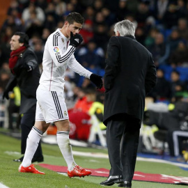 James conversa con Ancelotti al tener que ser sustituido por lesión. /EFE