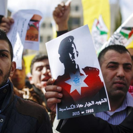 Palestinos participan en una manifestación para mostrar su solidaridad por la ejecución del piloto jordano Muaz Kasasbeh. - EFE