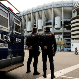 La Policía Nacional no pierde detalle de lo que sucede en el Santiago Bernabéu. EFE/Chema Moya.