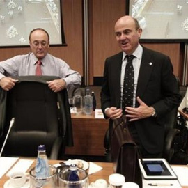 El Gobernador del Banco de España, Luis Maria Linde, y el ministro de Economía, Luis de Guindos. EFE