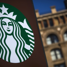 El logo de la cadena de caferterías estadounidense Starbucks. REUTERS
