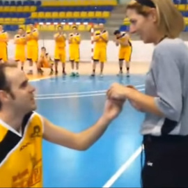 Momento en el que el jugador de baloncesto Pablo  Serrano pide en matrimonio a su novia Maica Crespo, la árbitra del partido, en plena cancha. YOUTUBE