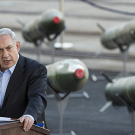 El primer ministro de Israel, Benjamin Netanyahu, en una rueda de prensa con varios misiles a su espalda. - AFP