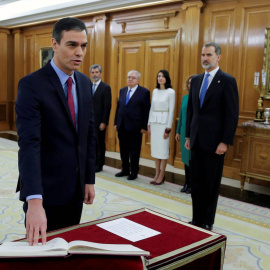 Pedro Sánchez promete su cargo de presidente del Gobierno ante el rey Felipe VI. /REUTERS