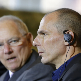 El ministro griego de Finanzas, Yanis Varoufakis, junto a su homólogo alemán, Wolgang Schäuble, en la rueda de prensa que ambos han celebrado en Berlín. - REUTERS