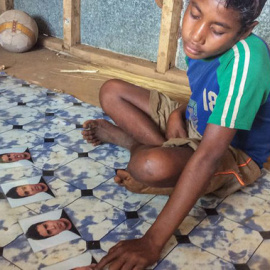 Un joven de las islas Trobriand identifica emociones en los rostros que se le muestran. PNAS