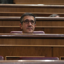 El diputado socialista Patxi López en medio de una despoblada bancada socialista, en el pleno que se ha celebrado la tarde de este martes en el Congreso de los Diputados. EFE/JJGuillen