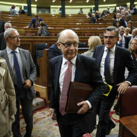 El ministro de Hacienda, Cristóbal Montoro, se dispone a salir del hemiciclo al finalizar el pleno del Congreso en el que se han aprobado definitivamente los presupuestos generales del Estado para 2016. EFE/Paco Campos
