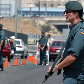 Foto de archivo de guardias civiles en un control de carreteras. / EFE