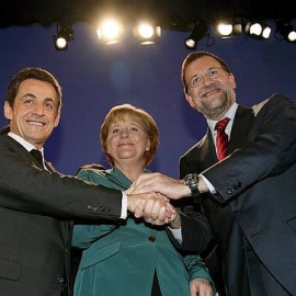 Nicolas Sarkozy, Ángela Merkel y Mariano Rajoy, cuando aún estaba en la oposición, en una convención euroepa en París en enero de 2008. EFE