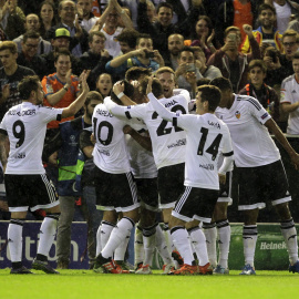 Jugadores del Valencia celebran el primer gol del encuentro contra el Gante.- REUTERS