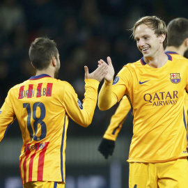 Rakitic celebra con JorDi Alba el primer gol ante el Bate.-REUTERS