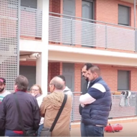 El concejal de Vivienda de Zaragoza, Pablo Híjar, con una de las familias afectadas por la amenaza de desalojo que este martes levantó la Sareb.