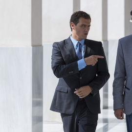 El presidente de Ciudadanos, Albert Rivera, junto al presidente y portavoz del grupo parlamentario en Andalucía, Juan Marín. EFE