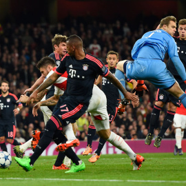 Momento en el que Neuer falla en la salida y anota Giroud el primer gol del partido. /REUTERS