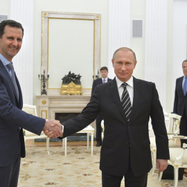 El presidente sirio Bashar al-Asad y Putin se dan la mano durante la visita de ayer en Moscú. REUTERS