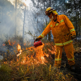 Un bombero trata de apagar unas llamas en uno de los incendios de Australlia./ REUTERS
