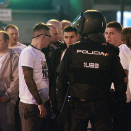 Policías junto a aficionados del Legia antes del partido en el Santiago Bernabéu. EFE/Víctor Lerena