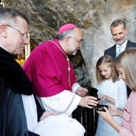 Jesús Sanz Montes saluda a la princesa Leonor junto a los reyes en el santuario de Covadonga. /EFE