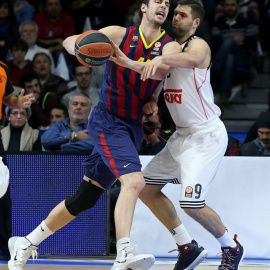 El pívot croata del FC Barcelona Ante Tomic entra a canasta ante la defensa de Felipe Reyes, del Real Madrid. /Alberto Martín (EFE)