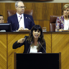 La portavoz de Podemos, Teresa Rodríguez, durante su intervención en la segunda sesión del debate sobre el estado de la Comunidad, el primero que se celebra en Andalucía con la participación de cinco grupos parlamentarios. EFE/José Manuel V