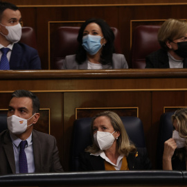 Pedro Sánchez, Nadia Calviño y Yolanda Díaz, durante el momento de desconcierto en la votación en el Congreso de la reforma laboral. - EFE / Kiko Huesca