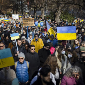 Protestas en Zúrich este sábado contra la invasión de Rusia a Ucrania. EFE/EPA/MICHAEL BUHOLZER