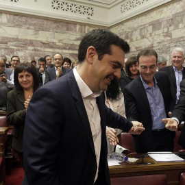 Alexis Tsipras recibe el aplauso de los parlamentarios de Syriza. - EFE