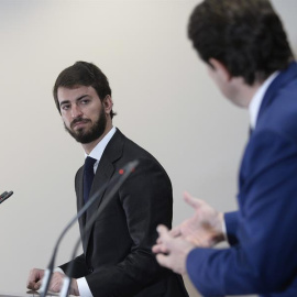 Alfonso Fernández Mañueco (d), y el candidato de Vox a la presidencia , Juan García-Gallardo (i), sellan el pacto de gobernabilidad entre ambas formaciones tras el pleno de constitución del parlamento regional. EFE/NACHO GALLEGO