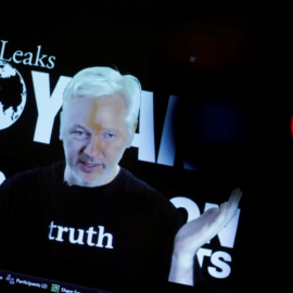 El fundador de Wikileaks, Julian Assange, durante una teleconferencia desde la embajada de Ecuador en Londres. - REUTERS