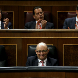 El ministro de Hacienda, Cristóbal Montoro, recibe los aplausos de los diputados del PP tras la aprobación definitiva en el Congreso de los Prespuestos para 2016. REUTERS/Juan Medina