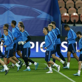 Los jugadores del Real Madrid entrenando ayer en el Parque de los Príncipes de París. /EFE
