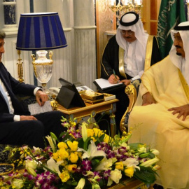 El rey saudí, Salman bin Abdelaziz, junto al secretario de Estado de EEUU, John Kerry. - AFP