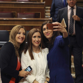 Tres diputadas se hacen selfies en el hemiciclo del Congreso tras la última sesión de control al Gobierno con la que la Cámara Baja ha puesto fin a la X legislatura.- EFE