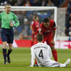 Sergio Ramos, tendido en el césped tras lesionarse contra el Sevilla. /EFE