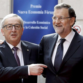 El presidente de la Comisión Europea, Jean Claude Junker (i), acompañado por el presidente del Gobierno, Mariano Rajoy (d), tras recibir el Premio Nueva Economía Fórum en un acto celebrado hoy en el Teatro de la Zarzuela, en Madrid. EFE/Ser