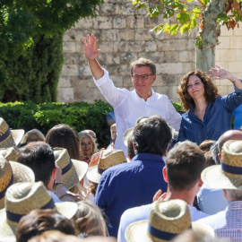 Alberto Núñez Feijóo e Isabel Díaz Ayuso saludan en el acto de inauguración del nuevo curso político de los populares madrileños.- Marta Fernández / Europa Press