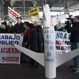 Concentración de los trabajadores del aeropuerto de Málaga contra la privatización de AENA, en la que ha participado el candidato de Izquierda Unida a la Presidencia del Gobierno, Alberto Garzón . EFE/Jorge Zapata
