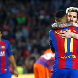 Los delanteros del F. C. Barcelona, el brasileño Neymar y el argentino Leo Messi, celebran el cuarto gol del equipo blaugrana, durante el encuentro correspondiente a la tercera jornada de la fase de grupos de la liga de campeones, que han d