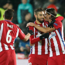 Los jugadores del Atlético de Madrid Koke, Yannick Carrasco y Filipe Luis celebran el gol ante el FK Rostov. - EFE