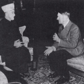 Fotografía del 30 de noviembre de 1941 de la reunión entre el muftí de Jerusalén, Amin al Husseini, y Adolf Hitler. - AFP