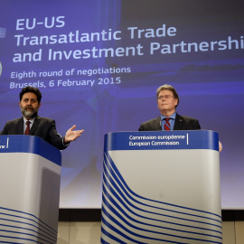 El jefe negociador europeo del TTIP UE-EEUU, el español Ignacio García Bercero (i), y el jefe negociador estadounidense, Dan Mullaney (d). EFE/Olivier Hoslet