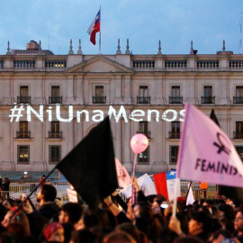 Manifestación frente al Palacio de La Moneda, en Santiago de Chile,  contra de la violencia machista. EFE/Mario Ruiz