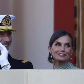 El rey Felipe VI preside el desfile del Día de la Fiesta Nacional junto a la reina Letizia este miércoles en Madrid. EFE/ Rodrigo Jiménez
