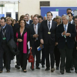 El presidente del Gobierno español, Mariano Rajoy, acompañado de dirigentes del PP de diferentes regiones, a su llegada al Congreso que el Partido Popular Europeo celebra en Madrid. - EFE