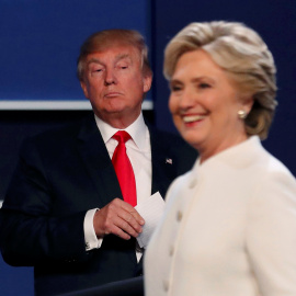 Hillary Clinton y Donald Trump, durante un momento del debate en Las Vegas. - REUTERS