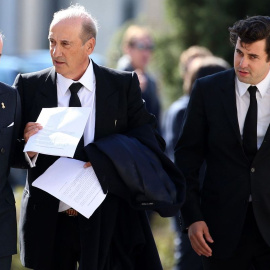 Francis Franco y Juan José Franco Suelves, junto a Luis Felipe Utrera-Molina, abogado de la familia. /EFE-Javier Lizón