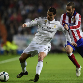 Cristiano Ronaldo junto a Mario Suárez en el último derbi. /AFP