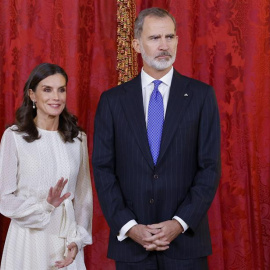 El rey Felipe VI y la reina Letizia ofrecen almuerzo en honor al presidente de la República de Paraguay, Mario Abdo Benítez, y la primera dama Silvana López Moreira en el Palacio Real en Madrid, este jueves. EFE/ Chema Moya